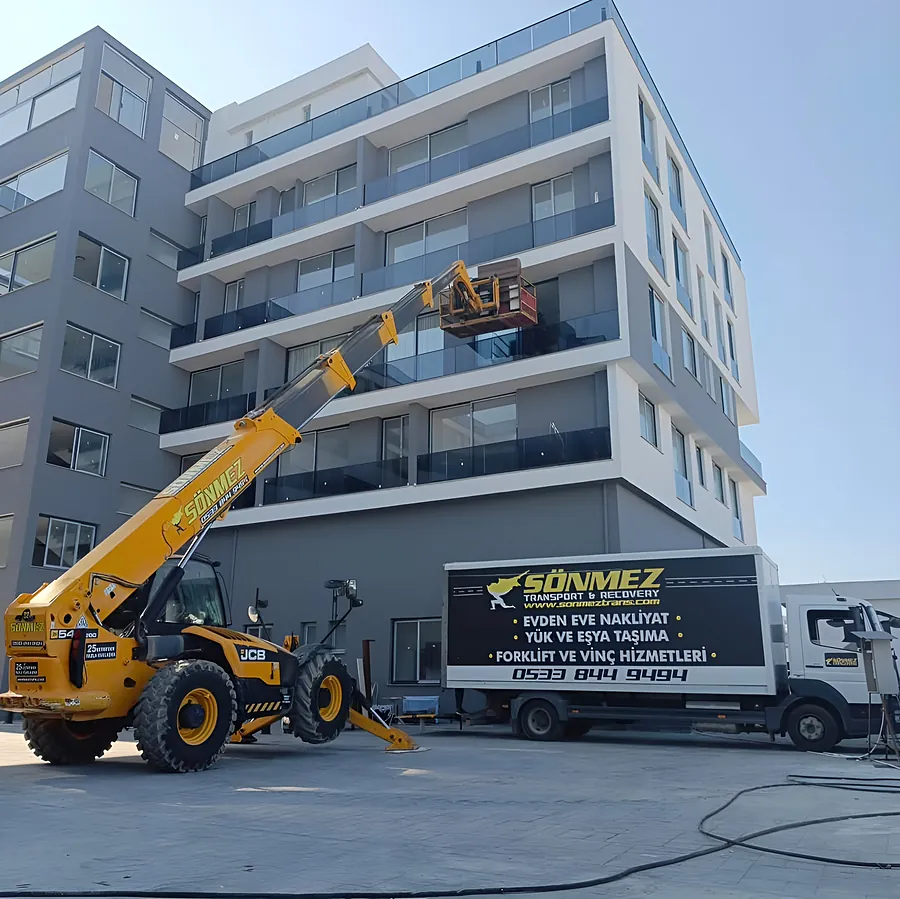 Bina cephesinde telehandler