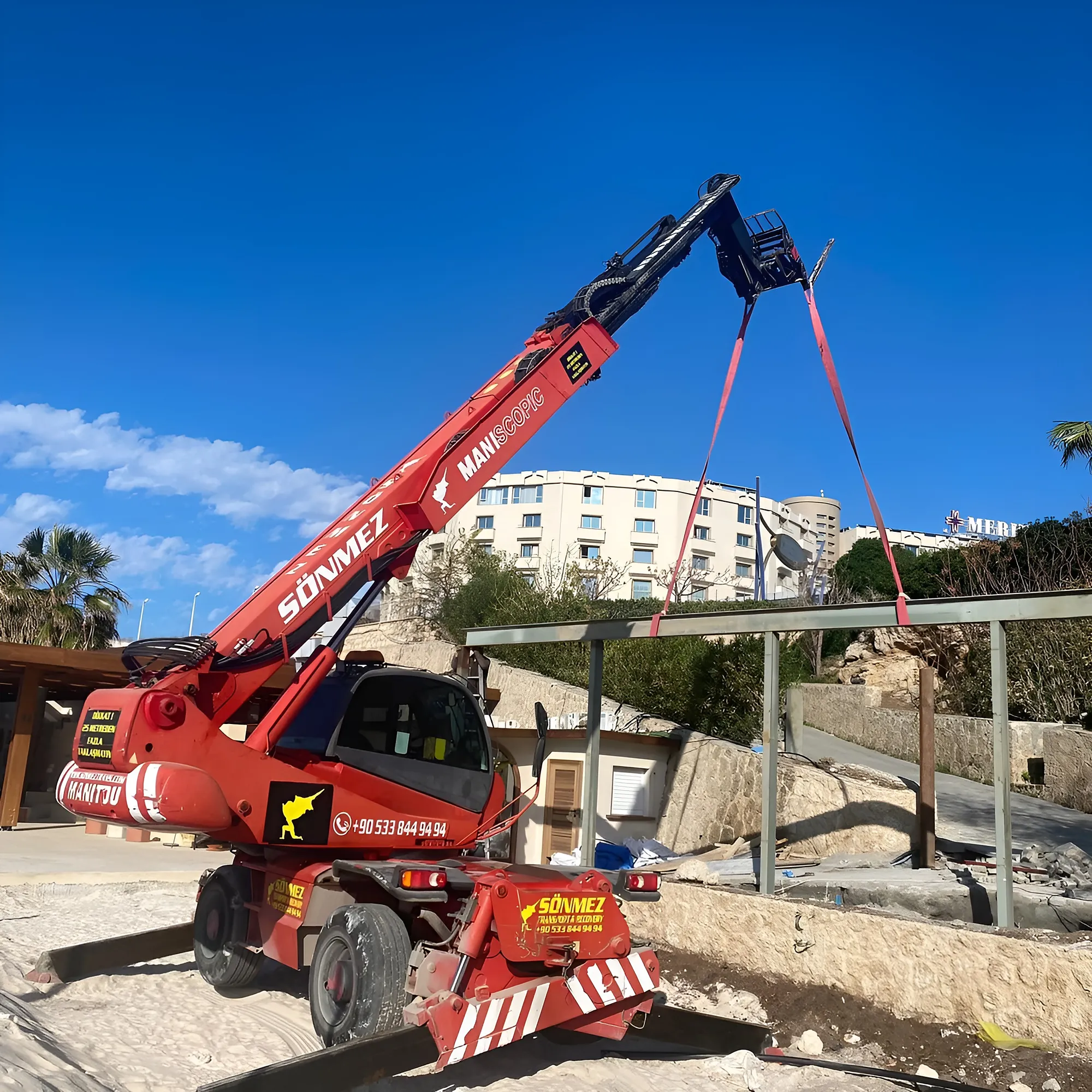 Kırmızı telehandler ile montaj işi