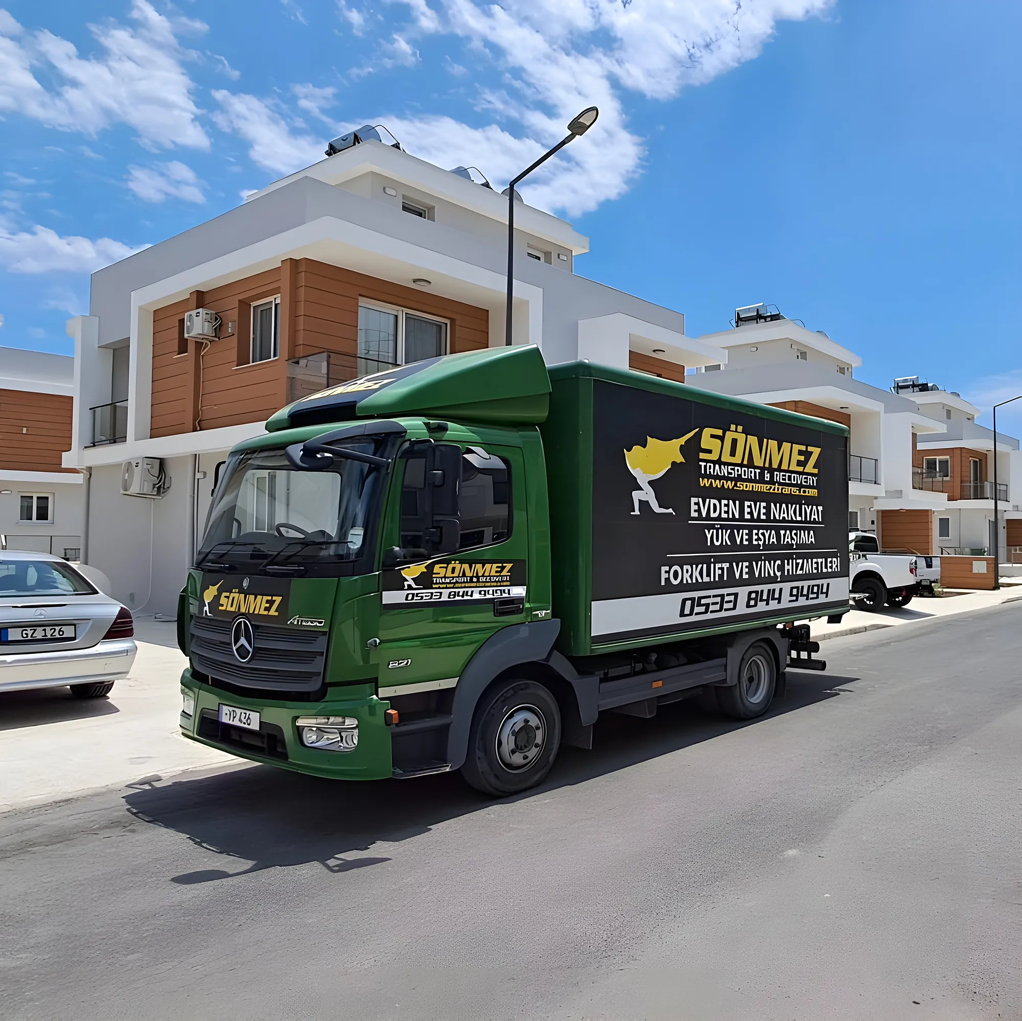 Yeşil Sönmez nakliyat kamyonu bir villanın önünde