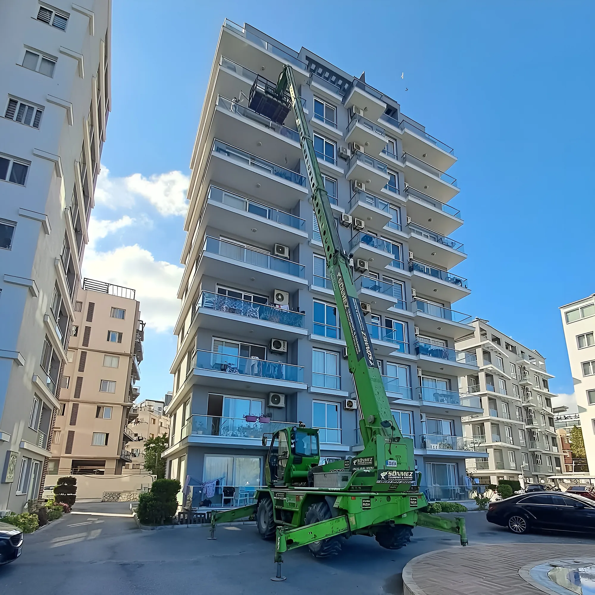 Yüksek bir blokta çalışan Sönmez mobil vinci