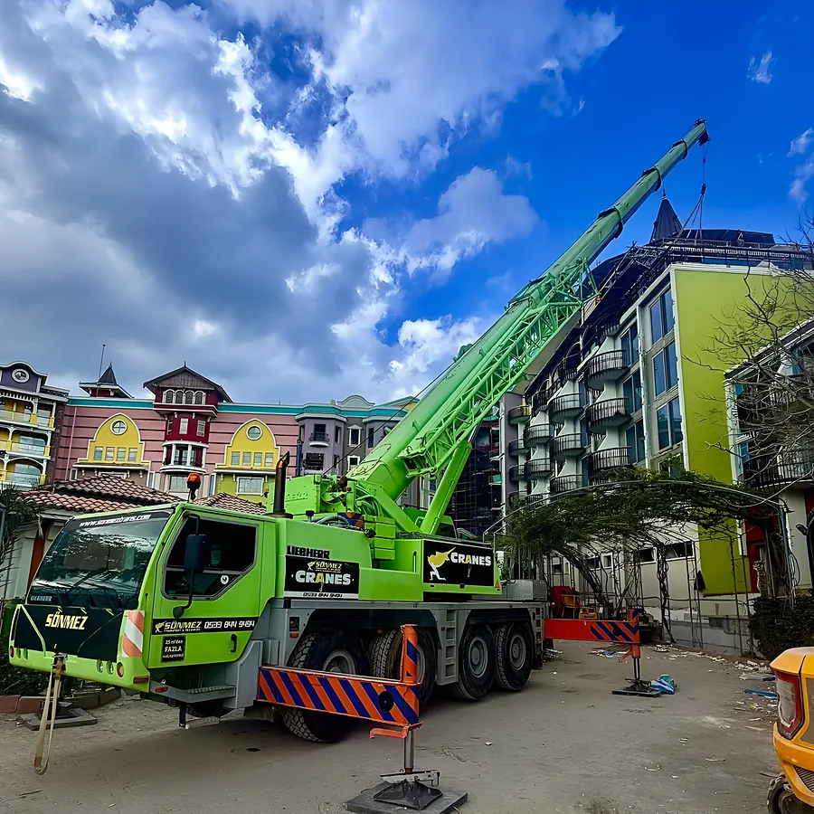 Otel inşaatında mobil vinç