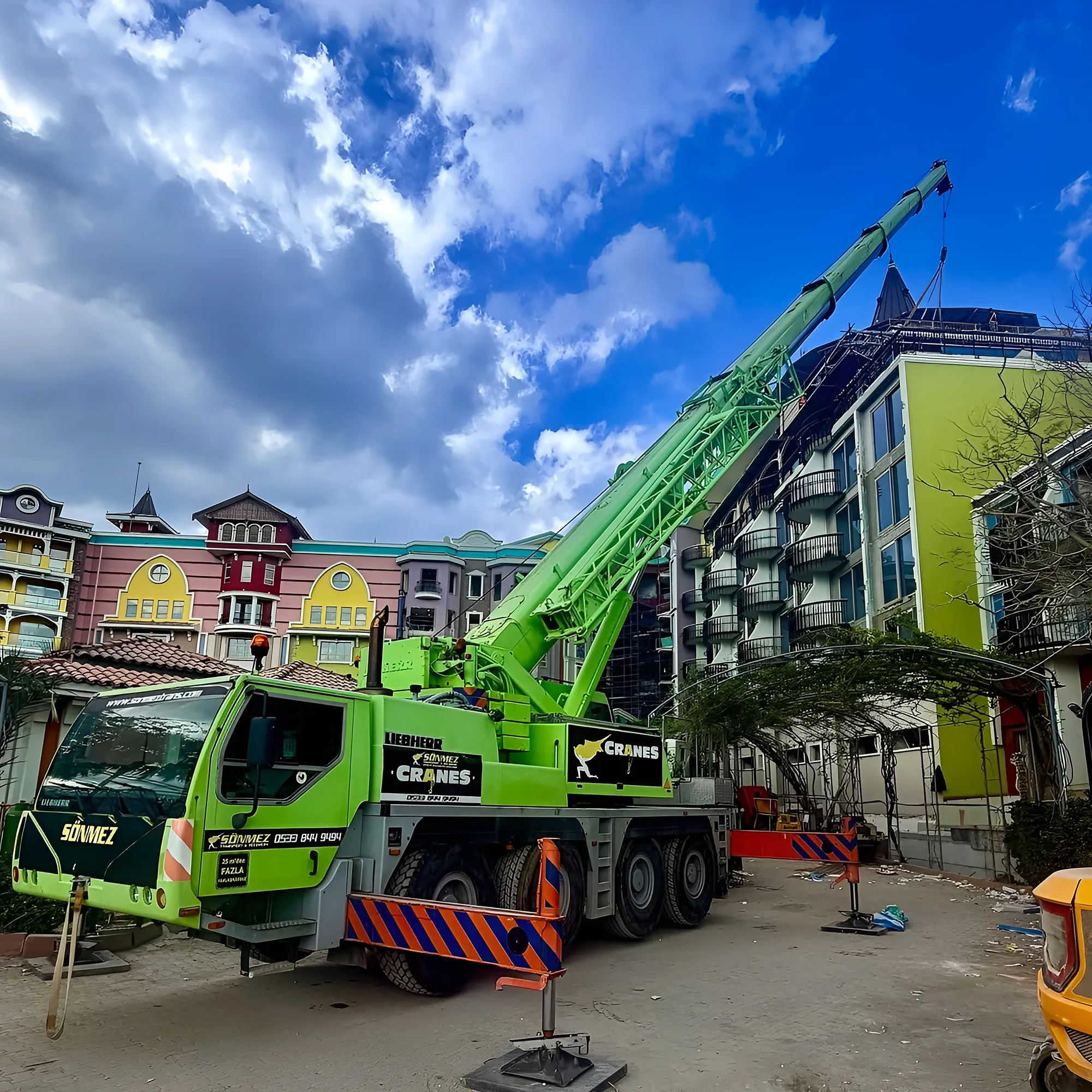 Yeşil Sönmez mobil vinci bir otel inşaatında